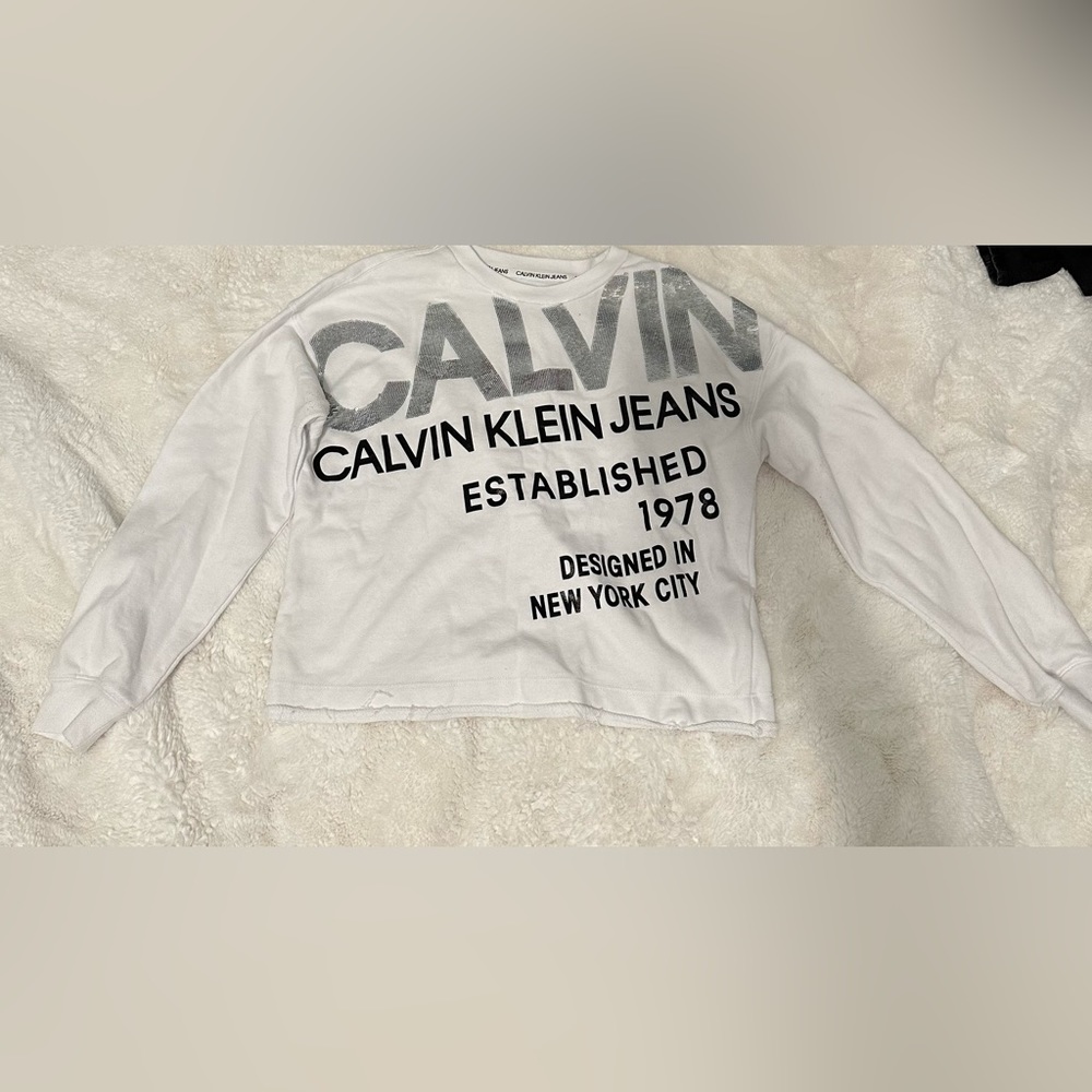 White Calvin kleain cropped hoodie, hardly used, great condition, and size XS.